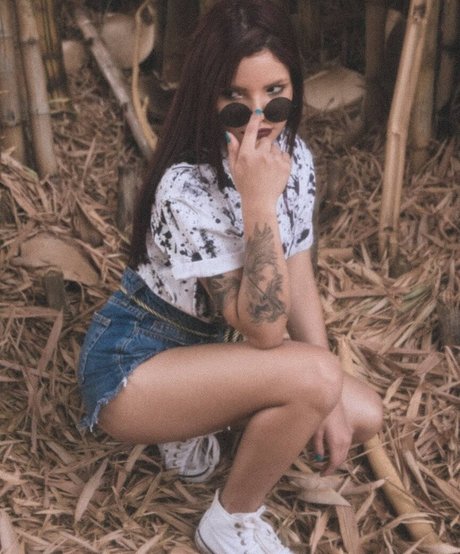 Jessie Cardim star sexy photo