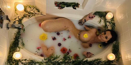 chroniclesofatiredassmom model naked photo