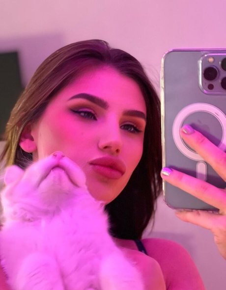 AnyAwareness5279 pretty model img