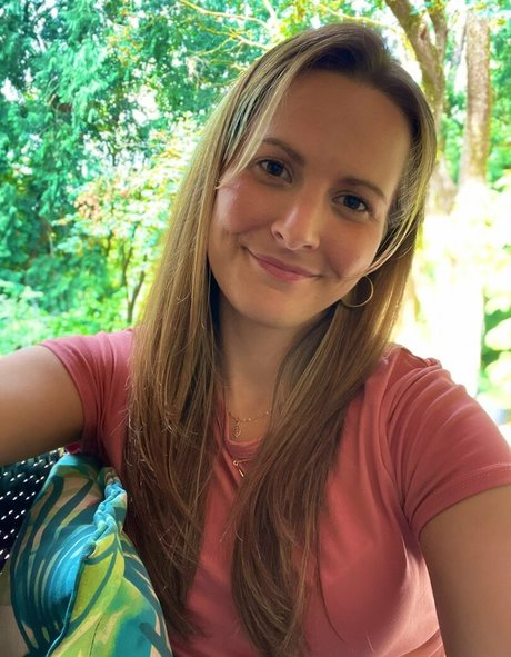 Junescleavage hot star img