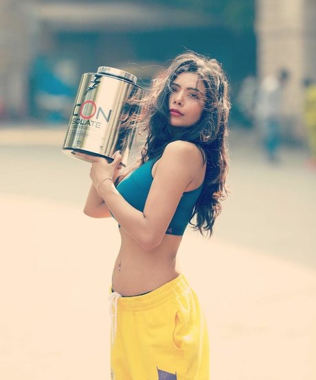 bossgirlannie nude model image