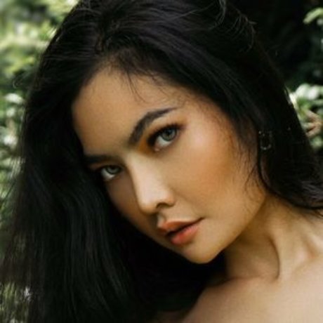 Sexy Ploy beautiful model pic