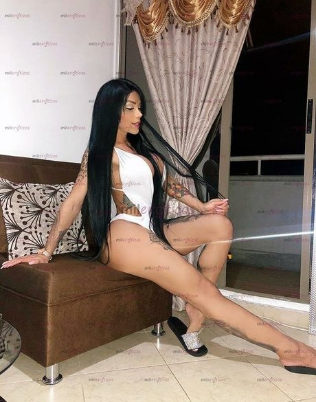 Laura Branyer naked model image