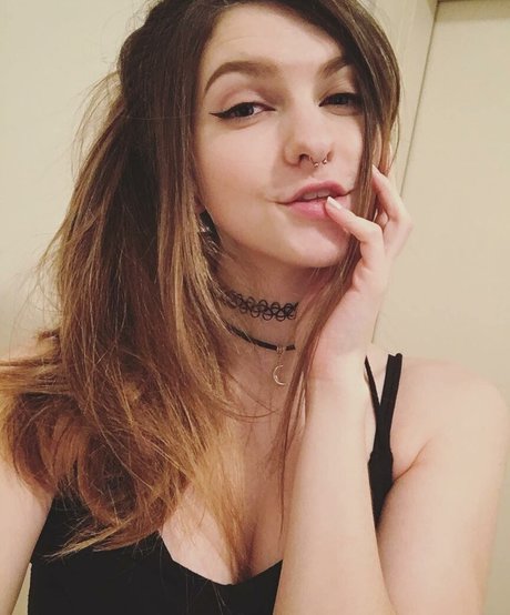 Lumenti hot model pic