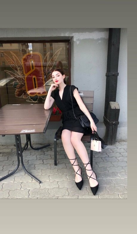 Julia Molligan exclusive actress photo