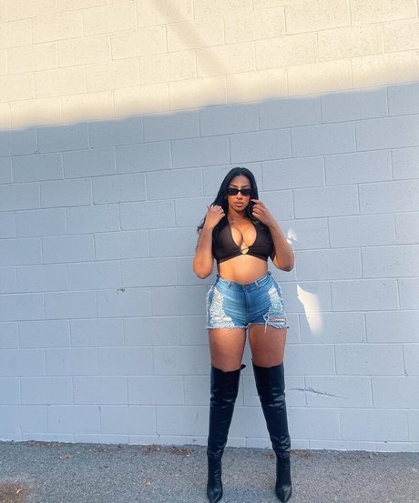 iLLi y beautiful actress image