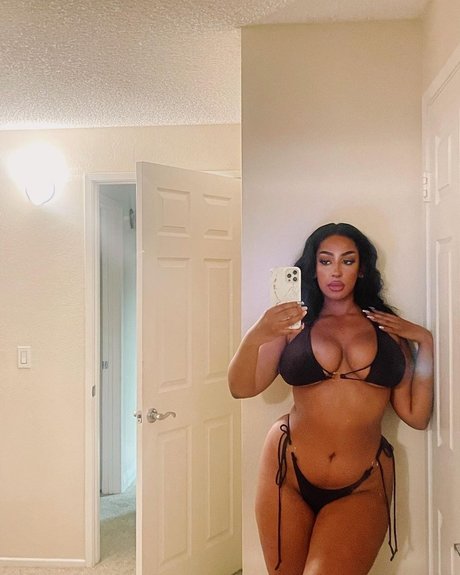 iLLi y porn actress img