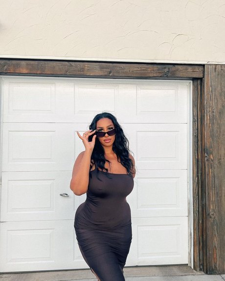 iLLi y exclusive model image