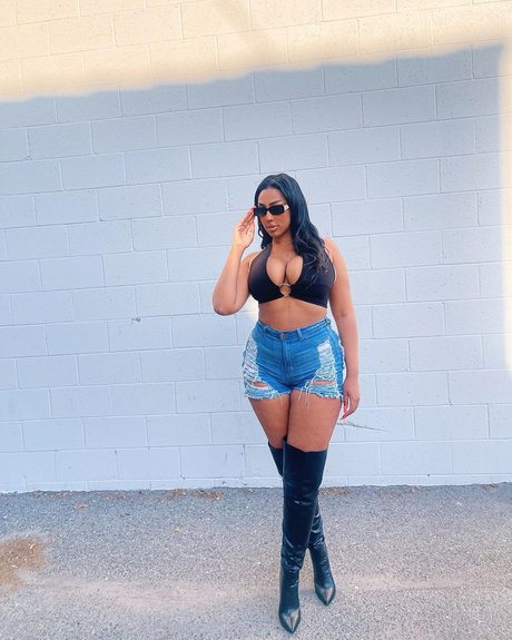 iLLi y model adult pics