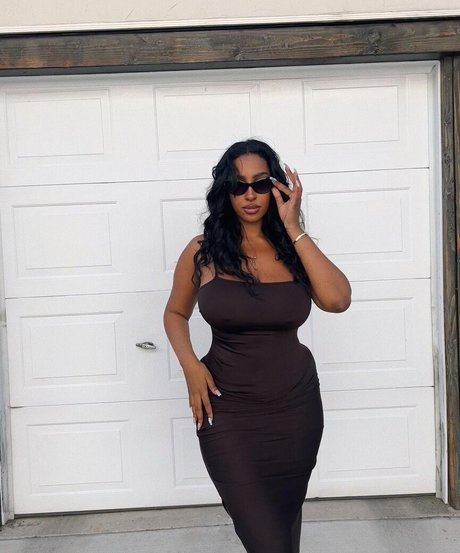 iLLi y nude model gallery