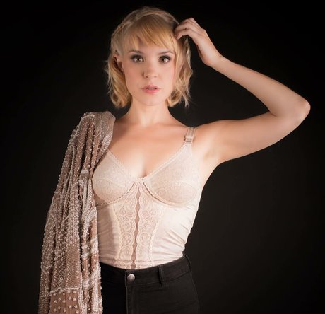 Brea Grant hot model pic