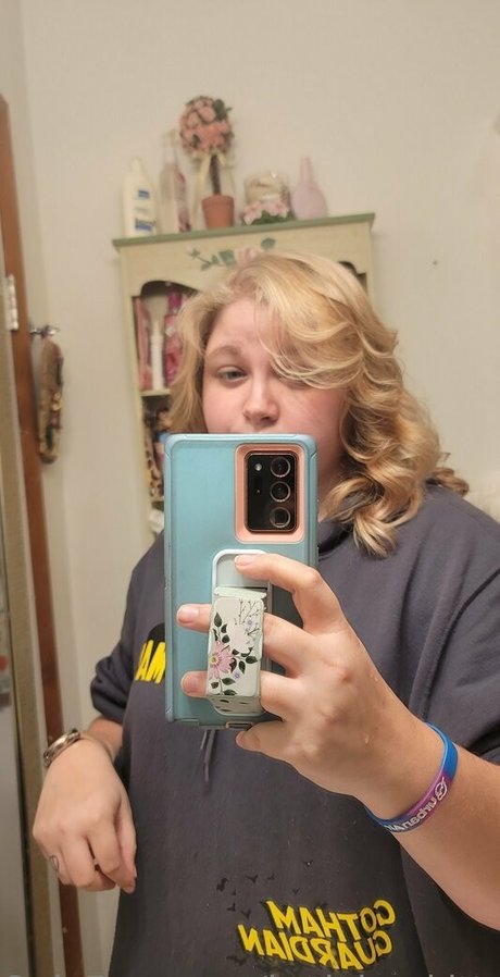 katiebugkitty122 pretty actress pic