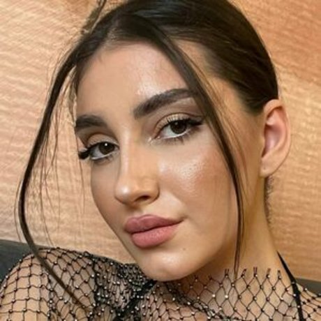 alinavaranik pretty model image