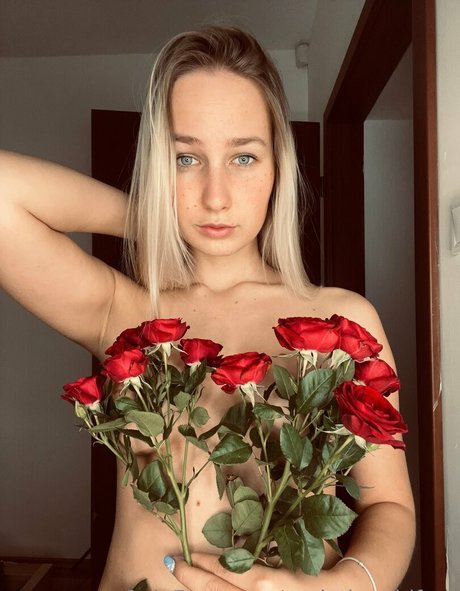 realmiagoldfree porn actress photo