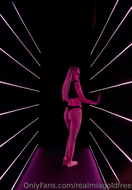 realmiagoldfree model exclusive pic