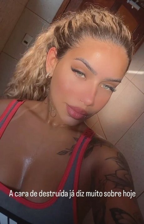 Muito Linda model beautiful photo