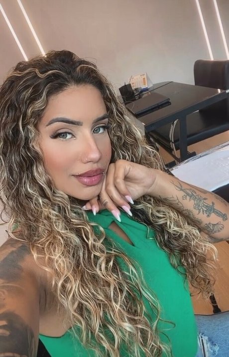 Muito Linda model sex photo