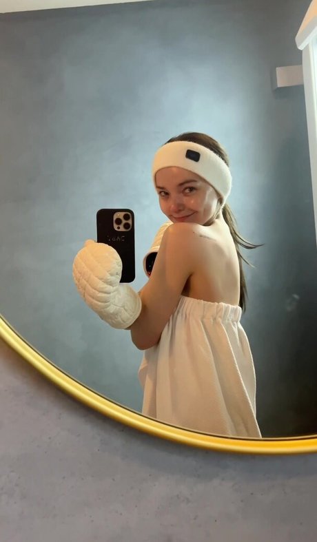 Dove Cameron pornographic model photos