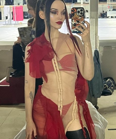 Dove Cameron high quality actress img