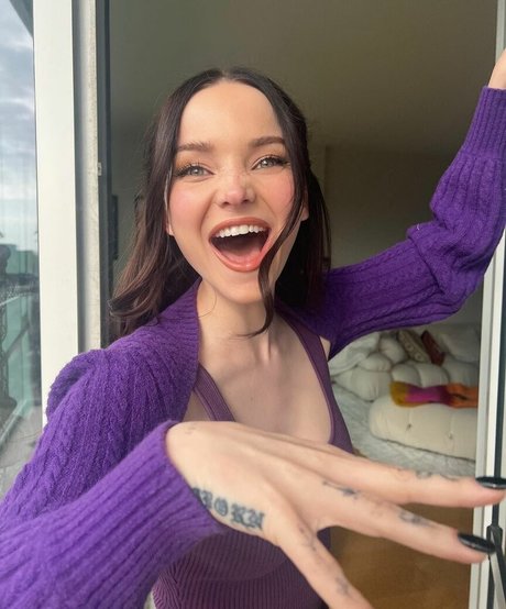 Dove Cameron nice star image