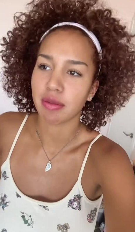 Sofia Wylie pornstar naked img