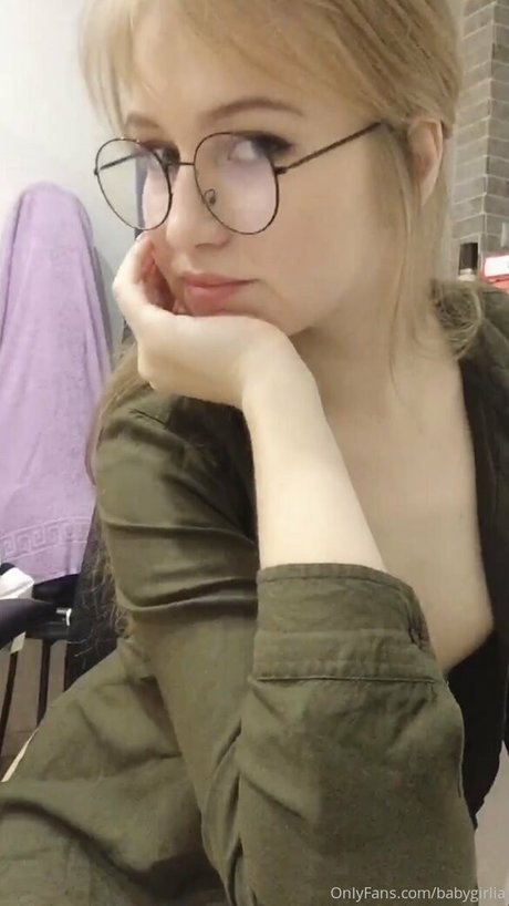 baby333rlia exclusive model image