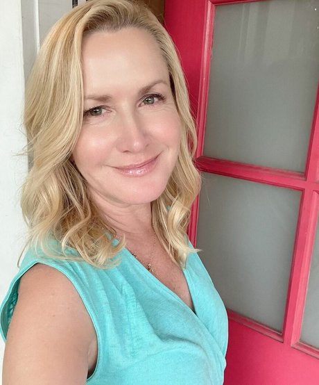 Angela Kinsey beautiful model gallery