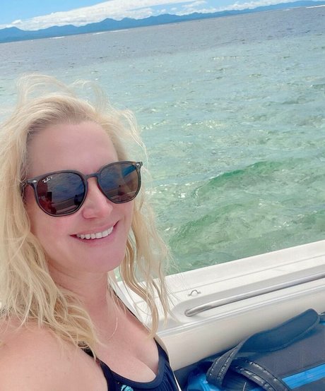 Angela Kinsey xxx pornstar image