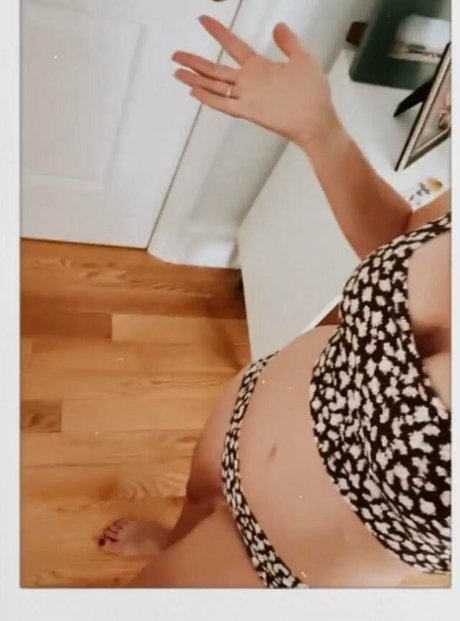 Angela Kinsey naked star img