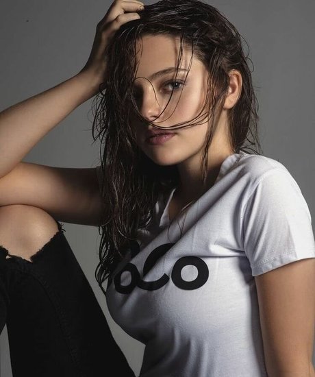 Danielle Rusell model nude pic