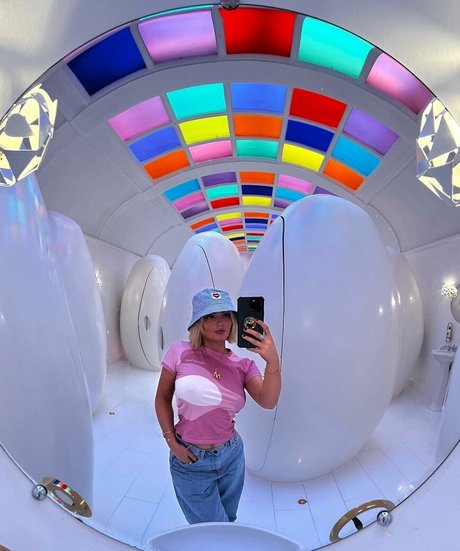 Millie Gibson model nude photos