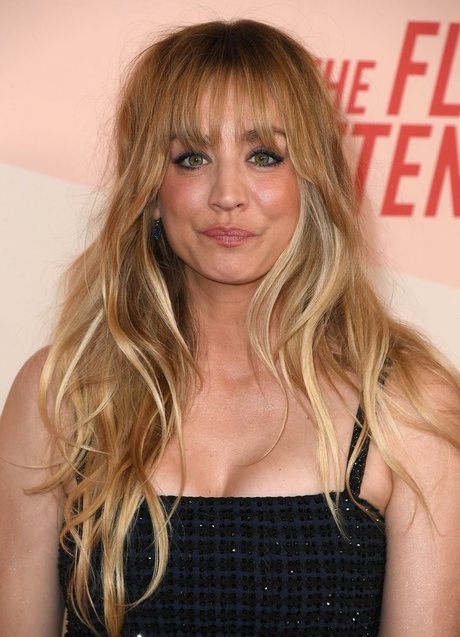 Kaley Cuoco pretty actress pics