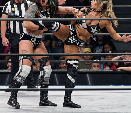 Anna Jay Quick photo