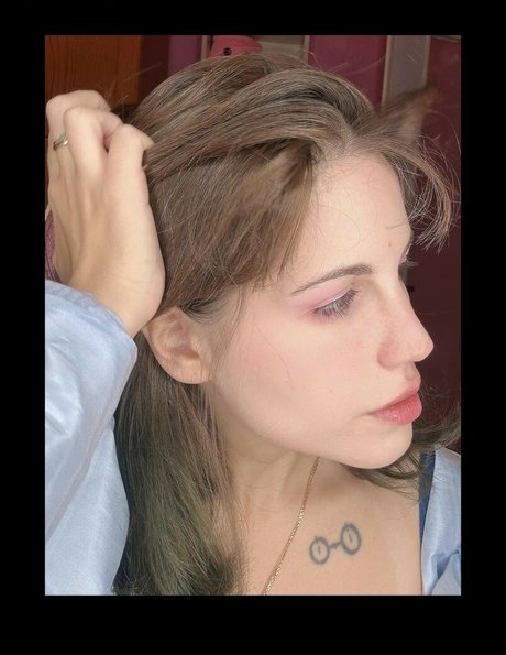 Aril s Chest model hot images