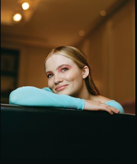 Freya Allan Quick photo