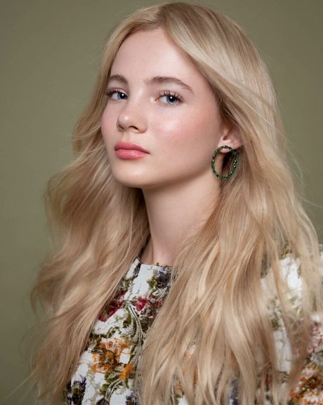 Freya Allan star pretty img
