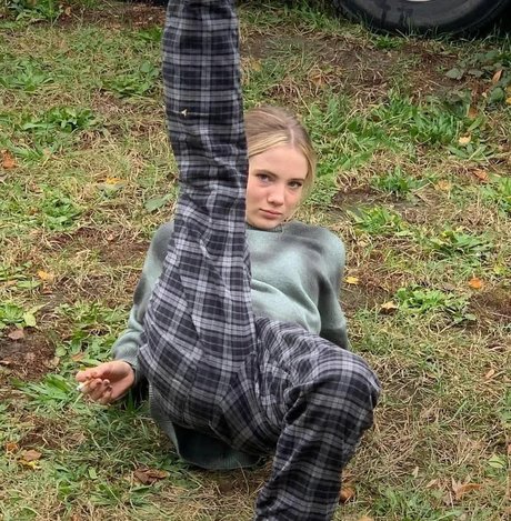 Freya Allan erotic star pics