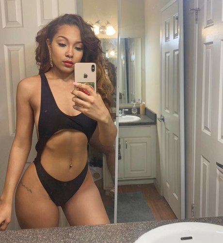 Parker McKenna Posey star hot photo