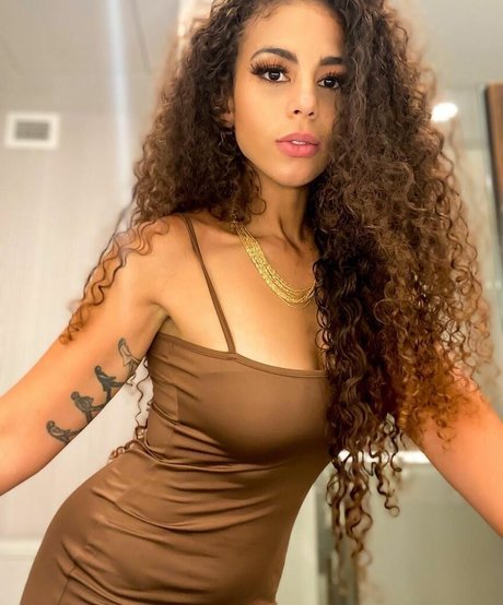 Samantha Irvin model sexy photo