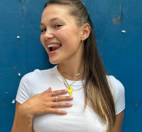 Olivia Holt star galleries