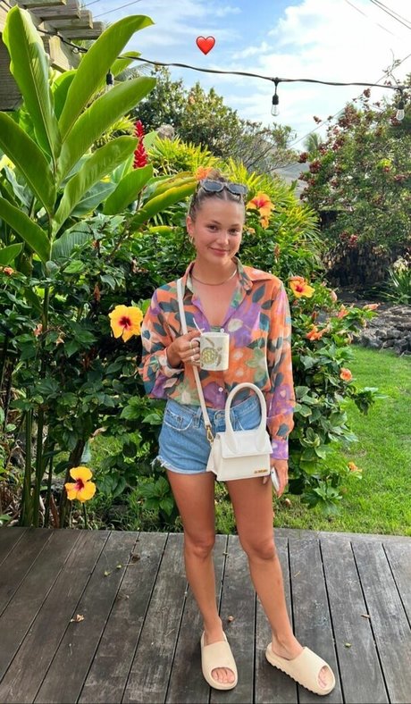 Olivia Holt model beautiful img