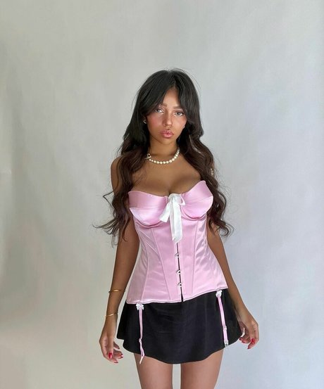 Daphne Blunt model free image