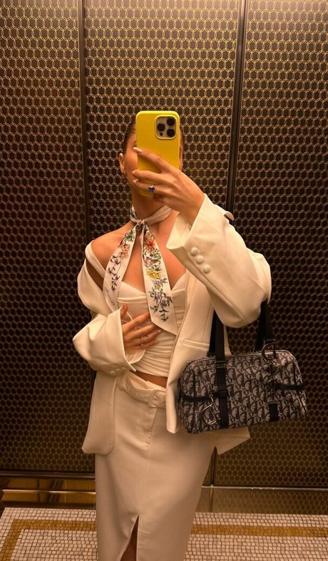 Jessy Hartel art model image