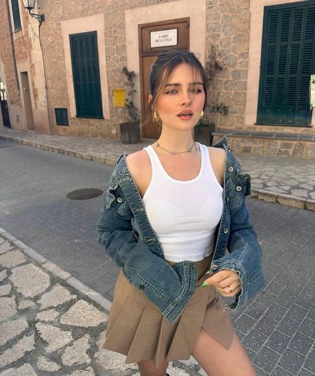 Jessy Hartel art star photo