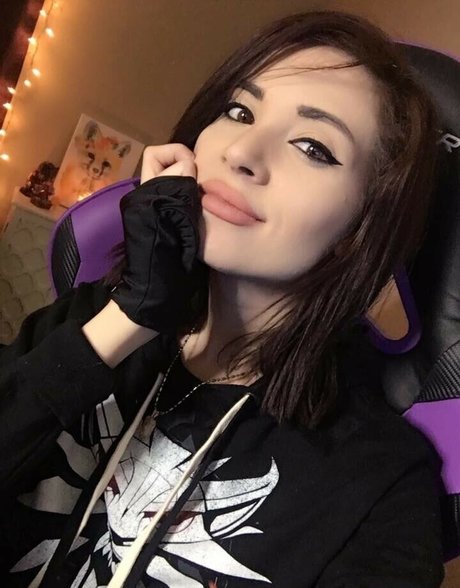 MelonieMac model porn images