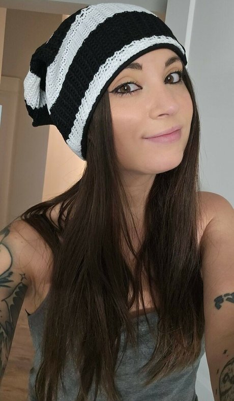 MelonieMac nudes star galleries