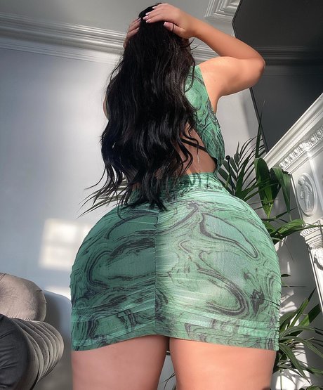 Elizabeth Georgina adult model pic