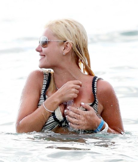 Elisha Cuthbert model art pictures