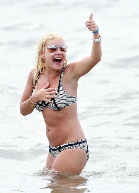 Elisha Cuthbert art star gallery