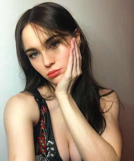 Frankie Lollia model nude picture